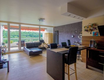 TEMPOCASA STRASSEN vous propose ce ravissant appartement meublé situé proche du Hilton Tree Hotel et de toutes commodités ainsi que d'un parc et d'une forêt.
Il se compose comme suit: 
Un grand living lumineux avec terrasse offrant une vue spectaculaire, cuisine équipée, deux chambres à coucher dont une avec salle de bains privative et un balcon, une deuxième salle de douche.
Au sous-sol une cave, emplacement extérieur.
Piscine et gym en commune.
Disponibilité septembre 2017.
Possibilité de louer pour courte durée: 3-6-9-12 mois.


NOUS RECHERCHONS CONTINUELLEMENT DES BIENS POUR SATISFAIRE NOS CLIENTS. 
ESTIMATIONS GRATUITES ET SANS ENGAGEMENTS. 
TOUTE L'EQUIPE DE TEMPOCASA RESTE A VOTRE DISPOSITION POUR PLUS D'INFORMATIONS
