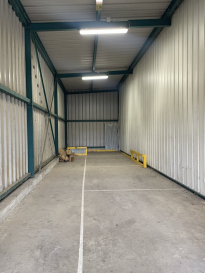 Idéalement situé dans la industrielle de Munsbach, proche de l'autoroute A1 - sortie 11.  
Cet espace est parfaitement adapté au stockage de matériel.  
Le local est idéal pour les personnes ou sociétés ayant besoin d'un petit local à prix réduit.  

Caractéristiques de l'espace :  
- Surface totale de stockage ± 72,45 m² au rez-de-chaussée  
- Accès extérieur indépendant  
- Stockage éclairé et fermé à clef  
- Disponible immédiatement  

Points forts des locaux :  

- Accessibilité : Situés à Munsbach, proche de l'autoroute A1, dans une zone industrielle facilement accessible 10-15 minutes du centre-ville de Luxembourg.  
- Accès facile aux transports publics et aux parkings  

Conditions financières:  

Loyer:  
- Prix : 13,5 €/m² ? EUR 978,08- / mois (HTVA)  
- Avances sur charges ? à définir selon activité  

Garantie locative:  
- 2 mois de loyer  

Commission d'agence:  
- ½ loyer mensuel + TVA pour chacune des parties (bailleur et locataire)  

Personne de contacte:  
Achille De Villers  
Tel. +352 / 621 10 80 10  
email: achille@vanmaurits.lu