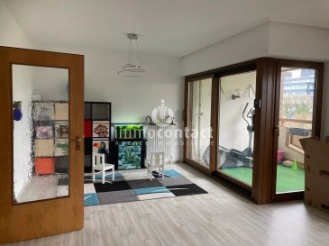 L’agence immobilière Immo-Contact vous propose ce superbe appartement de +/− 100 m² situé à Kirchberg, Luxembourg.

Idéalement situé dans l’un des quartiers les plus recherchés du Luxembourg, ce bien bénéficie d’un emplacement privilégié à proximité immédiate des institutions européennes, des commerces, des transports, ainsi que de toutes les commodités nécessaires au quotidien. Kirchberg séduit par son dynamisme, sa modernité et la qualité de son cadre de vie.

Situé au 3áµ‰ étage, cet appartement offre une vue dégagée ainsi qu’un cadre de vie agréable et lumineux.

L’appartement se compose comme suit :

- Hall d’entrée avec placards encastrés et rangements
- Spacieux salon et espace salle à manger avec une belle luminosité et un accès direct à une terrasse spacieuse orientée Sud-Ouest
- Cuisine (ouverte ou à préciser selon ton choix)
- 3 chambres à coucher
- Salle de bain
- WC séparé
- Buanderie privative dans l’appartement

Une cave ainsi qu’un emplacement de parking intérieur viennent compléter ce bien.

Visites possibles en semaine et le samedi.

Pour plus d’informations ou pour organiser une visite, n’hésitez pas à nous contacter au 621 391 355.

Estimation gratuite de votre bien sous 48h :
+352 26 311 992
[info@immocontact.lu](mailto:info@immocontact.lu)