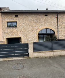 Maison Loft de 230m2 sur 2 niveaux . Très belles prestations pour ce bien  de haut standing , celui-ci offre entrée spacieuse, double séjour  avec cheminée insert et baies vitrées cathédrale, 
cuisine moderne avec plan de travail central et accès terrasse et patio, chambre parentale avec dressing et salle de bains, WC.
Au 1er mezzanine , deux chambres et salle de bains, WC.
Garage et buanderie.