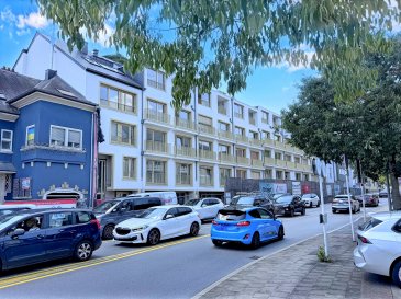 Immo Losch vous propose en exclusivité ce superbe studio haut de gamme complètement meublé de 30 m² idéal pour un jeune couple :

Agencement optimisé : pièce de vie baignée de lumière, coin cuisine 

Entièrement meublé et équipé, comprenant machine à laver, électroménagers et tout le nécessaire de cuisine jusqu’aux couverts.

Confort moderne : douche à l’italienne, meuble vasque épuré et miroir rétro-éclairé

Extérieur : agréable balcon filant offrant une vue dégagée sur la rue


Conditions financières:

Loyer mensuel : 1 600 €

Provisions pour charges : 150 €/mois

Dépôt de garantie: 3 200 €

Frais d'agence: 936 € TTC

Visite virtuelle : https://app.immoviewer.com/portal/tour/3127404

Disponibilité à convenir
N’hésitez pas à nous contacter au 26 53 26 11 ou par mail à info@immolosch.lu

 ---------- 
Immo Losch bietet Ihnen exklusiv dieses wunderschöne, hochwertige und komplett möblierte Studio von 30 m² an, das ideal für ein junges Paar ist:

Optimierte Aufteilung: lichtdurchfluteter Wohnraum, Küchenzeile

Vollständig möbliert und ausgestattet, einschließlich Waschmaschine, Elektrogeräten und allem, was man zum Kochen braucht, bis hin zum Besteck.

Moderner Komfort: begehbare Dusche, schlichter Waschtisch und hintergrundbeleuchteter Spiegel.

Außen: angenehmer Balkon mit freiem Blick auf die Straße


Finanzielle Bedingungen:

Monatliche Miete: 1.600 €

Nebenkosten: 150 €/Monat

Kaution: 3.200 €.

Vermittlungsgebühr: 936 € inkl. Steuern

Virtueller Rundgang: https://app.immoviewer.com/portal/tour/3127404

Verfügbarkeit nach Vereinbarung
Zögern Sie nicht, uns unter 26 53 26 11 oder per E-Mail an info@immolosch.lu zu kontaktieren.

 ---------- 
Immo Losch is exclusively offering this superb, fully furnished, upmarket 30 m² studio apartment, ideal for a young couple:

Optimized layout: light-filled living room with kitchenette

Fully furnished and equipped, including washing machine, appliances and all kitchen utensils and cutlery.

Modern comfort: walk-in shower, sleek vanity unit and backlit mirror.

Exterior: pleasant balcony with unobstructed view of the street


Financial terms and conditions:

Monthly rent: €1,600

Provisions for charges: €150/month

Security deposit: €3,200

Agency fees: €936 incl. VAT

Virtual visit: https://app.immoviewer.com/portal/tour/3127404

Availability to be agreed
Please do not hesitate to contact us on 26 53 26 11 or by e-mail at info@immolosch.lu

 ---------- 
Dëse gemittleche Studio vu 29,62 m² zu Lëtzebuerg Stad bitt all den néidege Komfort fir eng agreabel Wunnzäit. E komplett ageriicht, dëse Studio huet PVC-Fënsteren a modern Miwwelen, déi praktesch an esthetesch sinn.

Déi grouss Fënstere bidden vill natierlecht Liicht a kënnen no Wonsch mat Fënsterrullniwwen a elektresche Jalousien verdonkelt ginn. Dëst bitt Iech d'Flexibilitéit fir d'Ambiance no Ärer Preferenz unzepassen.

Gëeegent fir Studenten oder jonk Professioneller, läit dëse Studio an enger strategescher Lag, bitt einfachen Zougank zu lokalen Ariichtungen an ëffentlechen Transport. Perfekt fir déi, déi urban Liewen sichen ouni op Komfort ze verzichten.