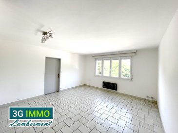 3G Immo Lambermont vous propose, en Exclusivité, à 5 mn des frontières luxembourgeoises, un appartement de 75m² Carrez avec 2 CHAMBRES, un petit BALCON et 1 GARAGE, situés dans une copropriété sécurisée et sans travaux à HUSSIGNY-GODBRANGE.

Cet appartement au premier étage se compose d'une entrée avec rangements, d'une cuisine donnant accès à un balcon, d'un séjour de 20m², de 2 chambres, d'une salle d'eau et d'un WC séparé. A noter, la présence de nombreux placards qui peuvent éviter de surcharger les pièces avec des armoires ou meubles.
Un garage un véhicule est présent dans l'enceinte de la copropriété.

D'un point de vue technique, l'appartement est carrelé (sauf les chambres sur parquet flottant), les huisseries sont en DV PVC, le chauffage assuré par des convecteurs électriques. 

Idéal pour une ACQUISITION ou UN PROJET LOCATIF, cet appartement est sain et prêt à l'emménagement. Charges de copropriété de 98€ par mois.

Pour toutes demandes de renseignements et/ou visites :
Grégory Lambermont  06 42 85 79 02
Chers confrères, je pratique l'interagence