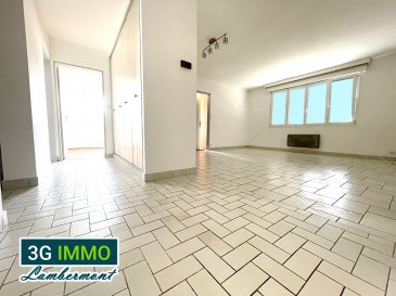 3G Immo Lambermont vous propose, en Exclusivité, à 5 mn des frontières luxembourgeoises, un appartement de 75m² Carrez avec 2 CHAMBRES, un petit BALCON et 1 GARAGE, situés dans une copropriété sécurisée et sans travaux à HUSSIGNY-GODBRANGE.

Cet appartement au premier étage se compose d'un hall d'entrée avec rangements, d'une cuisine donnant accès à un balcon, d'un séjour de 20m², de 2 chambres, d'une salle d'eau et d'un WC séparé. A noter, la présence de nombreux placards qui peuvent éviter de charger les pièces avec des armoires et/ou placards.
Un garage un véhicule est présent dans l'enceinte de la copropriété.

D'un point de vie technique, l'appartement est carrelé (sauf les chambres sur parquet flottant), les huisseries sont en DV PVC, le chauffage assuré par des convecteurs électriques. 

Idéal pour une ACQUISITION ou UN PROJET LOCATIF, cet appartement est sain et prêt à l'emménagement, il conviendrait éventuellement de changer les convecteurs électriques par des plus récents et, peut-être de remplacer la cuisine. Charges de copropriété de 98€ par mois.

Pour toutes demandes de renseignements et/ou visites :
Grégory Lambermont  06 42 85 79 02
Chers confrères, je pratique l'interagence