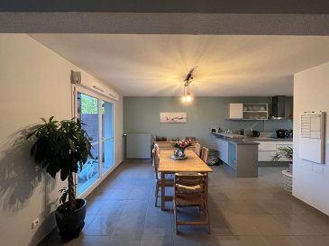 Maison Metzervisse 100 m2 (3 ch). Maison mitoyenne de 100 m² avec jardin situé dans un lotissement sécurisé, composée comme suit :
Au rez-de-chaussée : un séjour / salon, ouvert sur une cuisine entièrement équipée (39 m²), un WC et un garage.
A l'étage : trois chambres (12,4 m², 13,3 m² et 14 m²) et une salle de bains de plus de 9 m² avec douche et baignoire.
DPE classé C
Loyer : 1 325 €
Dépôt de garantie : 1 325 €
Frais d'agence : 1 100 €
Disponible à compter du 14 août 2026

Honoraires de 1 100 € TTC  à la charge du locataire comprenant  300 € TTC  pour l'état des lieux. Loyer de base 1325 €/mois. Provision sur charges 70 €/mois, régularisation annuelle. Dépôt de garantie 1 325 €. Classe énergie C, Classe climat D. Montant moyen estimé des dépenses annuelles d'énergie pour un usage standard, établi à partir des prix de l'énergie de l'année 2015 : 798.00 €. Date de réalisation du DPE : 10-03-2021. Les informations sur les risques auxquels ce bien est exposé sont disponibles sur le site Géorisques : georisques.gouv.fr.