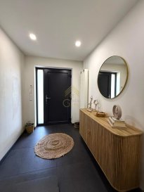 Maison spacieuse à vendre – Esch-sur-Alzette (Quartier de l’Hôpital)

- Localisation : Esch-sur-Alzette – Quartier calme et recherché, à proximité de l’hôpital, des commerces, des écoles et des transports en commun.

- Description du bien :

Située dans un quartier résidentiel paisible, cette maison unifamiliale bien entretenue offre de beaux volumes sur trois niveaux, avec des prestations de qualité et de nombreuses rénovations récentes.

Agencement :

- Rez-de-chaussée :

- Cuisine entièrement équipée

- Salon lumineux

- Salle à manger chaleureuse

  1er étage :

- Deux grandes chambres

- Une salle de douche moderne

- Un bureau (idéal pour télétravail ou dressing)

  2e étage :

- Deux grandes chambres supplémentaires

- Une deuxième salle de douche à terminer (installation déjà en place)

- Accès au grenier
 

 Sous-sol :

- Garage fermé pour 2 voitures

- Cave

- Accès direct au jardin

  Extérieur :

- Beau jardin à l’arrière

- 2 emplacements de stationnement extérieurs supplémentaires à l’avant


 Informations complémentaires :

- Chauffage au gaz (chaudière installée en décembre 2022)

- Façade refaite avec isolation à l'arrière (2022)

- Fenêtres triple vitrage avec volets électriques (2020)

- Électricité et canalisations refaites en 2020

- Toiture en bon état 
    
- Possibilité d'augmenter la maison à l’arrière de 4,50 m.



Pour plus d’informations ou pour organiser une visite, merci de nous contacter au +35 228 663 91

REAL G IMMO vous accompagne dans toutes vos démarches administratifs et financières. Nous réalisons également une ESTIMATION GRATUITE de votre bien.

Les prix s'entendent frais d'agence de 3 % + TVA inclus.

 ---------- 
ðŸ¡ Geräumiges Haus zum Verkauf - Esch-sur-Alzette (Quartier de l'Hôpital)

ðŸ“ Lage: Esch-sur-Alzette - Ruhige und begehrte Gegend, in der Nähe des Krankenhauses, der Geschäfte, der Schulen und der öffentlichen Verkehrsmittel.

âœ¨ Objektbeschreibung :

In einer ruhigen Wohngegend gelegen, bietet dieses gepflegte Einfamilienhaus großzügige Räume auf drei Ebenen mit hochwertigen Leistungen und zahlreichen kürzlich durchgeführten Renovierungen.

Layout :

ðŸ”¹ Erdgeschoss :

    Vollständig ausgestattete Küche

    Helles Wohnzimmer

    Warmes Esszimmer

ðŸ”¹ 1. Stock :

    Zwei große Schlafzimmer

    Ein modernes Duschbad

    Ein Büro (ideal für Telearbeit oder Ankleidezimmer)

ðŸ”¹ 2. Stock :

    Zwei zusätzliche große Schlafzimmer

    Ein zweites Duschbad, das fertiggestellt werden muss (Installation bereits vorhanden).

    Zugang zum Dachboden

ðŸ”¹ Untergeschoss :

    Geschlossene Garage für 2 Autos

    Keller

    Direkter Zugang zum Garten

ðŸ”¹ Außenseite :

    Schöner Garten auf der Rückseite

    2 zusätzliche Außenparkplätze an der Vorderseite

ðŸ› ï¸ Weitere Informationen :

    Gasheizung (Heizkessel im Dezember 2022 installiert).

    Fassade neu gemacht mit Isolierung (2022)

    Dreifach verglaste Fenster mit elektrischen Rollläden (2020)

    Elektrizität und Rohrleitungen erneuert (2020)

    Dach in gutem Zustand
    
    Möglichkeit, das Haus auf der Rückseite um 4,50 m zu erweitern

Für weitere Informationen oder um einen Besichtigungstermin zu vereinbaren, kontaktieren Sie uns bitte unter +35 228 663 91

REAL G IMMO begleitet Sie bei allen administrativen und finanziellen Schritten. Wir führen auch eine KOSTENLOSE SCHÄTZUNG Ihrer Immobilie durch.

Die Preise verstehen sich inklusive 3 % Maklergebühren und Mehrwertsteuer.

 ---------- 
ðŸ¡ Spacious house for sale - Esch-sur-Alzette (Quartier de l'Hôpital)

ðŸ“ Location: Esch-sur-Alzette - Quiet, sought-after neighborhood close to the hospital, shops, schools and public transport.

âœ¨ Property description:

Located in a quiet residential area, this well-maintained single-family home offers beautiful volumes on three levels, with quality fittings and many recent renovations.

Layout:

ðŸ”¹ Ground floor:

    Fully equipped kitchen

    Bright living room

    Cosy dining room

ðŸ”¹ 1st floor:

    Two large bedrooms

    A modern shower room

    Office (ideal for telecommuting or dressing room)

ðŸ”¹ 2nd floor:

    Two additional large bedrooms

    A second shower room to be finished (installation already in place)

    Access to attic

ðŸ”¹ Basement:

    Closed garage for 2 cars

    Cellar

    Direct access to garden

ðŸ”¹ Exterior :

    Beautiful back garden

    2 additional outdoor parking spaces at front

ðŸ› ï¸ Additional information:

    Gas heating (boiler installed in December 2022)

    Facade redone with insulation (2022)

    Triple-glazed windows with electric shutters (2020)

    Electricity and pipes redone in 2020

    Roof in good condition
    
    Possibility of increasing rear house by 4.50 m

For further information or to arrange a viewing, please contact us on +35 228 663 91

REAL G IMMO can help you with all your administrative and financial formalities. We also provide a FREE ESTIMATE of your property.

Prices include 3% agency fees + VAT.