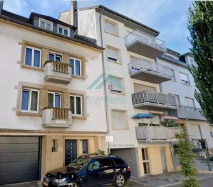 Belardimmo vous propose à la vente ce studio en cours de rénovation dans une petite résidence de 9 unités à Mondorf-les-Bains.

Il se compose, d'un hall d'entrée, d'une kitchenette neuve ouverte sur le séjour d'environ 25m², d'un espace nuit d'environ 7m² et d'une salle de douche avec WC et fenêtre (branchement lave-linge inclus).

L'isolation de la toiture est complétement refaite et de nouveaux velux avec stores électriques ont été installés.
Du parquet flottant va être posé au sol dans le séjour et dans l'espace nuit et du carrelage dans la salle de douche.

Le studio est vendu clés en mains après rénovation complète.

Les photos modélisées ne sont pas officielles mais permettent une meilleur projection et le studio est vendu non meublé.

Si ce bien vous intéresse et pour plus de renseignement veuillez contacter Madame Belardi Juliette au +352 621 694 053.

 ---------- 
Belardimmo bietet Ihnen dieses renovierungsbedürftige Studio in einer kleinen Residenz mit 9 Einheiten in Mondorf-les-Bains zum Verkauf an.

Es besteht aus einer Eingangshalle, einer neuen, zum Wohnzimmer hin offenen Küchenzeile von ca. 25m², einem Schlafbereich von ca. 7m² und einem Duschbad mit WC und Fenster (Anschluss für Waschmaschine inklusive).

Die Dachisolierung wurde komplett erneuert und neue Veluxfenster mit elektrischen Jalousien wurden eingebaut.
Im Wohn- und Schlafbereich wird schwimmendes Parkett verlegt, im Duschraum Fliesen.

Das Studio wird nach der Komplettrenovierung schlüsselfertig verkauft.

Die Fotos sind nicht offiziell, ermöglichen aber eine bessere Projektion und das Studio wird unmöbliert verkauft.

Wenn Sie an dieser Immobilie interessiert sind und für weitere Informationen kontaktieren Sie bitte Frau Belardi Juliette unter +352 621 694 053.

 ---------- 
Belardimmo offers this studio apartment for sale, currently being renovated, in a small 9-unit residence in Mondorf-les-Bains.

It comprises an entrance hall, a new kitchenette opening onto a living room of approx. 25m², a sleeping area of approx. 7m² and a shower room with toilet and window (washing machine connection included).

The roof has been completely insulated and new velux windows with electric blinds have been installed.
Floating parquet flooring will be laid in the living and sleeping areas, and tiles in the shower room.

The studio is sold turnkey after complete renovation.

The model photos are not official but allow a better projection and the studio is sold unfurnished.

If you are interested in this property and would like more information, please contact Madame Belardi Juliette on +352 621 694 053.