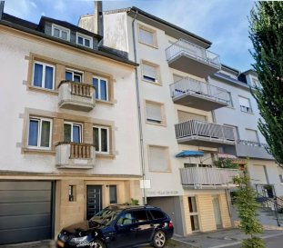 Belardimmo vous propose à la vente ce studio en cours de rénovation dans une petite résidence de 9 unités à Mondorf-les-Bains.

Il se compose, d'un hall d'entrée, d'une kitchenette neuve ouverte sur le séjour d'environ 25m², d'un espace nuit d'environ 7m² et d'une salle de douche avec WC et fenêtre (branchement lave-linge inclus).

L'isolation de la toiture est complétement refaite et de nouveaux velux avec stores électriques ont été installés.
Du parquet flottant va être posé au sol dans le séjour et dans l'espace nuit et du carrelage dans la salle de douche.

Le studio est vendu clés en mains après rénovation complète.

Les photos modélisées ne sont pas officielles mais permettent une meilleur projection et le studio est vendu non meublé.

Si ce bien vous intéresse et pour plus de renseignement veuillez contacter Madame Belardi Juliette au +352 621 694 053.

 ---------- 
Belardimmo bietet Ihnen dieses renovierungsbedürftige Studio in einer kleinen Residenz mit 9 Einheiten in Mondorf-les-Bains zum Verkauf an.

Es besteht aus einer Eingangshalle, einer neuen, zum Wohnzimmer hin offenen Küchenzeile von ca. 25m², einem Schlafbereich von ca. 7m² und einem Duschbad mit WC und Fenster (Anschluss für Waschmaschine inklusive).

Die Dachisolierung wurde komplett erneuert und neue Veluxfenster mit elektrischen Jalousien wurden eingebaut.
Im Wohn- und Schlafbereich wird schwimmendes Parkett verlegt, im Duschraum Fliesen.

Das Studio wird nach der Komplettrenovierung schlüsselfertig verkauft.

Die Fotos sind nicht offiziell, ermöglichen aber eine bessere Projektion und das Studio wird unmöbliert verkauft.

Wenn Sie an dieser Immobilie interessiert sind und für weitere Informationen kontaktieren Sie bitte Frau Belardi Juliette unter +352 621 694 053.

 ---------- 
Belardimmo offers this studio apartment for sale, currently being renovated, in a small 9-unit residence in Mondorf-les-Bains.

It comprises an entrance hall, a new kitchenette opening onto a living room of approx. 25m², a sleeping area of approx. 7m² and a shower room with toilet and window (washing machine connection included).

The roof has been completely insulated and new velux windows with electric blinds have been installed.
Floating parquet flooring will be laid in the living and sleeping areas, and tiles in the shower room.

The studio is sold turnkey after complete renovation.

The model photos are not official but allow a better projection and the studio is sold unfurnished.

If you are interested in this property and would like more information, please contact Madame Belardi Juliette on +352 621 694 053.
