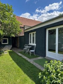 Péronne en Mélantois-Métropole Liloise 
Chez l'habitant, appartement lumineux, renové à neuf, entièrement équipé en rez de jardin pour étudiant ( bail de 9/10 mois ) offrant séjour, cuisine ouverte- chambre et dressing- salle de douche et wc- cellier - jardinet . 
Chauffage et eau chaude électrique à la charge du locataire,  
loyer 650 euros +20 euros charges ( prov eau froide) 
honoraire 650 euros dont l'état des lieux
Proche 4 cantons /facs Villeneuve d'Ascq-lycée horticole  Genech...
Transport Ilévia-Métro 4 cantons- gares à Fretin-axes routier