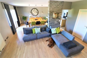 A vendre en exclusivité chez Real G Immo, très beau duplex récemment rénové de 145 m2 habitable (160m2 total) avec 3 chambres et un bureau à Soleuvre. 

Situé au 2e et dernier étage d'une résidence récente, Il se compose d'une salle à manger, d'une cuisine entièrement équipée avec débarras, d?une chambre, d?une salle de douche avec buanderie intégrée, d'un WC séparé, et d'un généreux séjour baigné de lumière grâce à ses multiples fenêtres qui donnent accès à un balcon avec une vue imprenable. 

A l'étage, vous découvrirez un hall de nuit disposant d?un espace bureau, d'une suite parentale avec sa salle de bain et douche privative et son dressing, et enfin d?une chambre parentale avec dressing. 

Au sous-sol, une buanderie commune, une grande cave et un garage s?ajoutent à ce bel ensemble. Il est à noter que l'immeuble est en excellent état et qu?il n?y a pas de travaux à prévoir pour les communs.

Implanté au c?ur du quartier résidentiel de Soleuvre, l?appartement bénéficie d?une situation idéale à deux pas de toutes commodités mais également des sites Belval et Foetz. 

Pour plus de renseignements ou une visite (visites également possibles le samedi sur rdv), veuillez contacter le 28.66.39.1.

Les prix s'entendent frais d'agence de 3 % TVA 17 % inclus.

Les visites ont repris, et nous sommes heureux de pouvoir à nouveau vous revoir ! Notre équipe sera équipée de gants et de masques afin de vous recevoir ou vous faire visiter nos biens en toute sécurité
Ref agence :73236 

Ref agence :73312