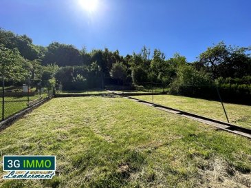 EXCLUSIVITÉ 3G Immo Lambermont – MAISON INDIVIDUELLE A HERSERANGE.

À découvrir sans tarder ! INDIVIDUELLE, de type RDC surélevé, avec 110m² de surface habitable + 120m² de surface sol (grenier aménageable sur dalle et 2 grands garages).Située dans un quartier calme et peu passant, à proximité immédiate des commodités et des frontières ! Elle offre un cadre de vie agréable, fonctionnel et plein de potentiel.

L’espace de vie se compose d’un grand séjour traversant de 48 m², en enfilade avec une cuisine entièrement équipée (posée en 2016). Depuis cette pièce, un accès direct mène au jardin — idéal pour créer la terrasse de vos rêves - Côté nuit : deux belles chambres : une cde 15 m² et une parentale de 22 m² avec dressing. Une salle d’eau refaite en 2016, complète ce niveau.

Les combles aménageables (70m² sur dalle béton) offrent de multiples possibilités : création de chambres, bureau, salle de jeux… Une chambre de 13 m² est déjà présente (à conforter), avec arrivées d’eau disponibles.

Au sous-sol, nous retrouvons deux grands garages de 29 m² et 26 m² et une buanderie/chaufferie.

La maison est implantée sur un terrain de 8,3 ares, peu de vis-à-vis, avec une vue dégagée sur la nature à l’arrière.

Côté technique : 2016 : électricité, DV PVC, cuisine, salle d’eau. En 2023 : PAC, ballon thermodynamique et panneaux solaires !

Une question ? Une visite ?
Contactez Grégory au 06 42 85 79 02

Confrères agents, inter-agence bienvenue !