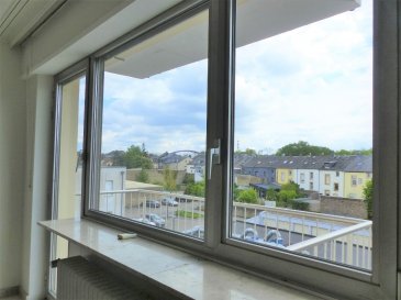 Orienté plein sud et au calme, cet appartement est situé au 3ème étage avec ascenseur dans une copropriété rue de Hollerich à Luxembourg. Il est lumineux et donne sur l’arrière de l’immeuble disposant d’une surface habitable de ± 65 m².
 
Il se compose comme suit :
 
La porte d’entrée (sécurisée) s’ouvre sur le palier de ± 6 m² avec un coin vestiaire,  qui dessert d’un côté une chambre de ± 17.5m² et une salle de douche de ± 5m² et de l’autre côté, un grand séjour de ± 30m² avec accès au balcon de ± 5 m² (plein sud avec une vue dégagée) et d’une cuisine équipée.
  
Une cave de ± 4m² complète l’offre.

Généralités :
 
•	Orientation plein sud avec vue dégagée
•	Double vitrage ;
•	Chauffage au gaz ;
•	Situation idéale, proche de toutes commodités (centre-ville, gare, transports publics, commerces, écoles…) ;
•	Libre de suite.
 
Loyer mensuel non meublé :   € 1.600,-    ou meublé (neuf) : € 1.650,-
Charges mensuelles :   € 200,-
Caution ou garantie bancaire :  3 mois de loyer soit € 4.800,-
Frais d’agence : € 1.800,- +17% TVA = € 2.106,-

CONTACT :     Jimmy de Brabant
Mobile :          +352 661 167 494
E-mail :           jimmy@vanmaurits.lu
