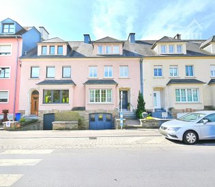 Ettelbruck

Idéalement située à quelques pas du centre d'Ettelbruck, à proximité immédiate des écoles, transports, commerces, Cimm Immobilier Luxembourg vous propose en exclusivité à la vente cette ravissante maison de 4 chambres, d'une surface totale d'environ 225m², disposant d'un jardin, d'une véranda, d'un garage 2 places.

La maison est équipée de dalles en béton pour nos amoureux du bricolage.

Composée au RDC : hall d'entrée, salon / salle à manger, cuisine, véranda. 

1er étage : hall de nuit, 3 chambres dont une avec terrasse privative, salle de douche. 

2e étage : hall de nuit, chambre, greniers. 

Caves, garage et buanderie au sous-sol. 

Equipement technique : châssis ALU double vitrage avec volets manuels, chauffage central urbain. 

Pour plus de renseignements et/ou visites, veuillez contacter Cimm Immobilier Luxembourg au : (+352)26 95 40 03