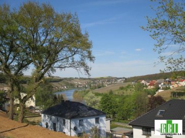HETTERMILLEN, investissez pour le développement futur de vos enfants,  terrain de 8,60 ares  à 43.200\' par are pour la construction d\'une maison moderne  avec vue dégagée sur la Moselle -  à 20 minutes de Kirchberg, de l\'aéroport , 15 minutes du zooning commercial de Munsbach , à 10 minutes de Remich, et 15 bonnes minutes de Mondorf - vous cherchez à ne pas vivre plus que 20 km de l\'accès de la Ville, mais avoir la nature autour de vous - pensez aussi à vos enfants qui se développent mieux avec un tel entourage,  à moins que vous êtes convaincu de les voir grandir dans un appartement au même prix de 100m2 dans les plus mauvaises rues du quartier de la Gare en Ville (prix au m2 dépassant bien les 8.500E au m2 ou à Gasperich en-dessous les avions - en aérant une bonne dose de \
