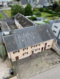 Ancienne ferme, entièrement à rénover, sur un terrain de 9 ares, au centre du village dans un emplacement calme.

Bâtiment classés comme patrimoine culturel national.

Avantage du classement, les travaux qui servent à la préservation de l'ancienne structure seront subventionnés jusqu'à 50%.

- Au rez-de-chaussée se trouvent une cuisine, 
2 pièces de vie et un débarras.
- Au premier étage, 5 chambres + une salle de bain.
- Au deuxième étage, un grand grenier.
- Bâtiment annexe : une buanderie et un chauffage au mazout ainsi que des débarras.
- Étables et grande grange.
La superficie totale des bâtiments est d'environ 400 m².
- Plusieurs garages et emplacements complète ce Projet!!!

Pour tout renseignement complémentaire ou information veuillez nous contacter par email info@immonordstrooss.lu ou par Tél: 691 850 805.

Proposition de crédit/financement à taux compétitif auprès des banques Luxembourgeoise incluse dans nos services gratuits.


Ehemaliges Bauernhaus, komplett zu renovieren, auf einem 9-Aren-Grundstück, im Dorfzentrum in ruhiger Lage.

Das Gebäude steht unter Denkmalschutz.

Vorteil der Denkmalschutzausweisung: Arbeiten zur Erhaltung der historischen Substanz werden bis zu 50 % bezuschusst.

- Im Erdgeschoss befinden sich eine Küche, 
2 Wohnräume und ein Abstellraum.
- Im ersten Stock: 5 Schlafzimmer + ein Badezimmer.
- Im zweiten Stock befindet sich ein großer Dachboden.
- Nebengebäude: eine Waschküche, eine Ölheizung sowie Abstellräume.
- Ställe und eine große Scheune.
Die Gesamtfläche der Gebäude beträgt ca. 400 m².
- Mehrere Garagen und Stellplätze runden dieses Projekt ab!!!

Für weitere Auskünfte oder Informationen kontaktieren Sie uns bitte per E-Mail unter info@immonordstrooss.lu oder telefonisch unter 691 850 805.

Kredit- bzw. Finanzierungsangebote zu wettbewerbsfähigen Zinssätzen bei luxemburgischen Banken sind in unseren kostenlosen Dienstleistungen enthalten.


Old farmhouse, in need of complete renovation, on a 9-are lot, in the center of the village in a quiet location.

The building is designated as a national cultural heritage site.

One advantage of this classification is that work aimed at preserving the original structure will be subsidized up to 50%.

- The ground floor features a kitchen, 
two living rooms, and a storage room.
- The first floor has five bedrooms and a bathroom.
- On the second floor, a large attic.
- Annex: a laundry room, an oil-fired heating system, and storage rooms.
- Stables and a large barn.
The total floor area of the buildings is approximately 400 m².
- Several garages and parking spaces complete this property!!!

For any further details or information, please contact us by email at info@immonordstrooss.lu or by phone at 691 850 805.

Competitive loan/financing offers from Luxembourg banks are included in our free services.
