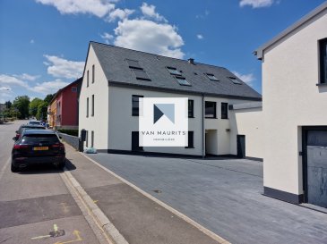 *** Chambre à louer pour personne seule dans un appartement en colocation ***

Situé à Niederanven au 1er étage d'une résidence de deux unités, cet nouvel appartement, construction de 2023, offre une chambre et salle de douche privative à la location meublée avec accès à des espaces à utilisation commune.

L'appartement bénéficie d'une surface habitable de ± 106 m² et se compose comme suit:

Au 1er étage, le hall d'entrée de ± 26 m² avec cage d'escalier et vestiaire encastré dessert d'un côté l'espace commun séjour/salon/salle à manger/cuisine de ± 36 m² et accès à une terrasse de ± 23 m².

De l'autre côté, le hall donne sur le hall et couloir de nuit de ± 5 m² desservant un wc séparé commun de ± 2 m² (wc, lave-mains), une buanderie commune de ± 3 m² (lave-linge, sèche-linge), ainsi que 2 chambres et salle de douche privatives, dont la deuxième chambre (CH02) de ± 12 m² et salle de douche de ± 4 m².

Généralités:
- Passeport énergétique A
- Pompe à chaleur, chauffage au sol
- Fenêtres châssis PVC avec triple vitrage, volets électriques, stores électriques
- Ventilation mécanique contrôlée à double flux
- Grande terrasse vue dégagée

Location meublée de chambre et salle de douche:

- Chambre en colocation pour personne seule
- Prix par chambre/salle de douche EUR 1.500,- TTC / mois charges comprises
- Charges comprises: eau, électricité, chauffage, wifi
- Caution 2 mois de loyer
- Commission agence immobilière 1/2 mois de loyer mensuel + TVA pour chacune des parties (bailleur et locataire)
- Disponibilité au 01/06/2025

Personne responsable du bien:
Achille De Villers
Tel: +352 621 588 854
email: achille@vanmaurits.lu