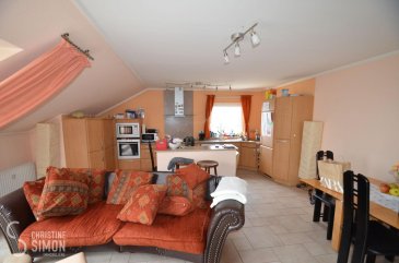 Sous compromis<br><br><br>L\'agence immobilière Christine Simon Sàrl ayant un mandat exclusif vous propose un Penthouse d\'une superficie totale d\'environ 69,43 m2 situé à PERL (D) au prix de 349.000 €. L\'appartement est actuellement en location.<br>Idéal aussi pour un investisseur !<br><br>Description du Penthouse au 3ème étage:<br>- Penthouse Nr. 14 d\'environ 69,43 m2 habitable, surface utile environ 165m2. Un hall d\'entrée avec débarras et une toilette séparée. Une cuisine équipée avec Ilot central ouverte sur le living, une grande chambre à coucher et un grenier aménagé. Terrasse d\'environ 80 m2 rénovée en 2015. Un garage fermé pour 1 voiture et un emplacement extérieur devant ainsi qu\'une cave privative.<br>Le Penthouse est climatisé. <br><br>La localité PERL (D) se trouve au coeur des 3 frontières, l\'Allemagne le Luxembourg et la France. Perl est une localité agréable à vivre aussi bien pour des jeunes que pour les personnes âgées. Dans la commune et celles voisines se trouvent de nombreux commerces, écoles p.ex. école fondamentale et le Lycée de Schengen ainsi que des crèches accessibles à pied. L\'entrée de l\'autoroute Sarrebruck-Luxembourg est à quelques minutes en voiture.<br><br>Distances de Perl à:<br>02 km à L-Schengen<br>24 km à D-Merzig<br>27 km à D-Saarburg<br>45 km à L-Kirchberg<br><br>Pour plus d\'informations, n\'hésitez pas à contacter l\'agence par eMail: info@chrisitinesimon.lu ou par téléphone: +352 26 53 00 30.<br>Les honoraires d\'agence sont à charge de l\'acquéreur (3,57 %). <br><br><br><br /><br />Die Immobilienagentur Christine SIMON GmbH mit Alleinauftrag, bietet Ihnen zum Verkauf ein Penthouse mit einer gesamt Wohnfläche von 69,43 qm und 165qm inklusive Terrasse gelegen in Perl (D) zum Preis von 349.000 €.<br>Die Wohnung ist zurzeit vermietet. <br>Geeignet auch für Investoren !<br><br>Beschreibung vom Penthouse im 3 t\'en Stock:<br>- Penthouse Nr. 14 von ungefähr 165 qm Nutzfläche und ungefähr 69,43 qm Wohnfläche. Ein Eingangsbereich mit Abstellkammer und 1 separaten Toilette. Eine Einbauküche mit einer zentralen Kücheninsel zusammen mit dem Wohnzimmer, ein grosses Schlafzimmer und ein ausgebauter Speicherraum. Eine 2015 renovierte Terrasse von ungefähr 80 qm. 1 Garage und 1 Aussenstellplatz sowie 1 Kellerraum.<br>Das Penthouse ist mit Klimaanlage ausgestattet.<br><br>Perl (D) befindet sich im grenzenlosen Dreiländereck Deutschland, Luxemburg und Frankreich und ist ein sehr angenehmer Wohnort. Perl hat sowie für junge und ältere Leute viel zu bieten. In der Gemeinde und in den Nachbargegenden gibt es zahlreiche größere Einkaufsmärkte, Schulen, u.a. die grenzüberschreitende Gemeinschaftsschule \