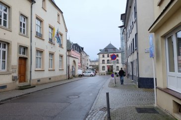 GREVENMACHER, rue Neuve, à deux pas du centre, bureau de 55 m2 entièrement rénové, au rez-de-chaussée et comprenant : deux pièces séparées, nouvelle salle de douche avec WC, nouvelle cuisine équipée séparée, buanderie privative, cave, libre de suite  bureau avec système de domotique. Possibilité usage mixte bureau et habitation. Contact et visites : Mme Nassim Toloui téléphone : 691 120 478