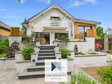 Maison individuelle rénovée avec 4 chambres, jardin et terrasses ? Sandweiler.
. 
Située dans la commune prisée de Sandweiler, à seulement 10 minutes de Luxembourg-Ville, cette maison libre des quatre côtés, construite en 1956 et entièrement rénovée entre 2015 et 2020, offre environ 198 m² habitables sur un terrain généreux de 10,85 ares. 
En retrait de la route dans un quartier résidentiel calme, la propriété bénéficie d'une excellente luminosité grâce à son orientation plein sud.
La maison a fait l'objet d'une rénovation complète, tant au niveau technique qu'esthétique : nouvelle façade, installations électriques et sanitaires neuves, isolation, fenêtres en triple vitrage, volets électriques et toiture refaite. L'ensemble offre un cadre de vie lumineux, moderne et économe en énergie.
.
Caractéristiques principales :
4 grandes chambres
4 salles de bain modernes (dont 2 en suite)
Cuisine ouverte avec coin repas (± 37 m²), îlot central, électroménagers intégrés et accès direct à la terrasse
Salon en mezzanine avec vue sur le jardin
Bureau séparé (pouvant servir de 5e chambre ou de chambre bébé)
Sous-sol aménagé avec buanderie, pièces de rangement, salle de douche, et potentiel pour un home cinéma ou une salle de sport
Poêle à bois et chaudière au fioul Viessmann

Jardin paysager (± 500 m²) avec deux terrasses, arbres matures, potager, et accès direct à un champ pour les promenades

Maison de jardin aménagée ? idéale comme bureau, atelier ou espace invités

Garage fermé + parking extérieur pour 3 à 4 voitures

Les espaces de vie s'ouvrent sur une grande terrasse (± 30 m² chacune), parfaites pour recevoir en extérieur. Le jardin principal, orienté sud, dispose d'une pelouse soignée, d'une fontaine, d'un potager, d'arbres fruitiers et d'un espace barbecue sur terrasse en bois. Un portillon permet un accès direct à la nature environnante.

Cette maison est idéale pour une famille ou des professionnels à la recherche d'un cadre paisible, spacieux et verdoyant, à proximité immédiate des commodités, écoles et axes de transport.