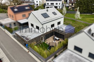 immohub, votre partenaire immobilier à Mondercange, vous propose en exclusivité cette superbe maison unifamiliale libre des quatre côtés, implantée sur un terrain de 4 ares. Construite en 2017, elle se situe dans le quartier très recherché « Wunnen am Park », une cité résidentielle calme, sans aucun trafic de transit.

Ce bien d'exception, aux finitions haut de gamme, se compose comme suit :

Rez-de-chaussée (hauteur sous plafond : 2,87 m)
-Hall d'entrée : 11,20 m2 (porte d'entrée avec système d'empreinte digitale)
-WC séparé : 1,35 m2
-Débarras et hall de cave : 5,20 m2
-Spacieux séjour double avec cuisine ouverte entièrement équipée : 71,60 m2 (cuisine Möbel Alvisse, plan de travail en granit, électroménagers Siemens et Novy)
-Chambre I : 14,80 m2 avec salle de douche attenante de 3,00 m2
-Terrasse orientée sud-ouest d'environ 30 m2

1er étage (hauteur sous plafond : 2,52 m)
-Hall de nuit : 12,25 m2
-Chambre II (suite parentale) : 15,90 m2 avec dressing de 5,87 m2 et salle de douche de 6,42 m2?
-Chambre III : 14,15 m2
-Chambre IV : 13,10 m2
-Salle de bain : 9,85 m2 avec baignoire, douche et double vasque

2e étage (hauteur maximale : 3,46 m)
-Chambre V : 24,00 m2 pour une hauteur de 1,80 m (39,30 m2 au sol), équipée de fenêtres de toit Velux avec volets extérieurs électriques
-Chambre VI : 24,00 m2 pour une hauteur de 1,80 m (38,00 m2 au sol, hauteur > 1,80 m), également équipée de Velux avec volets extérieurs électriques

Sous-sol (chauffage au sol, hauteur sous plafond : 2,61 m)
-Local technique et buanderie : 13,88 m2
-Hall de cave : 8,22 m2
-Atelier / cave : 22,63 m2
-Grande cave (espace hobby) : 40,54 m2

Informations complémentaires :
-2 emplacements extérieurs / carport
-Surface habitable : 232,69 m2
-Surface brute : 347,26 m2
-Système domotique
-Triple vitrage avec châssis bois (intérieur) et aluminium (extérieur)
-Stores à lamelles orientables (RAF)
-Chauffage par pompe à chaleur Buderus avec chauffage au sol
-Système de ventilation double flux Zehnder (VMC)
-Réservoir d'eau de pluie de 10.000 litres
-Préinstallation pour système d'alarme
-Fenêtres du rez-de-chaussée anti-effraction
-Deux panneaux solaires pour la production d'eau chaude
-Garde-corps escalier en verre
-Parquet en chêne dans les chambres
-Disponibilité : septembre 2026

Idéalement située à proximité immédiate du Parc Molter, dans une commune prisée, calme et sécurisée, cette propriété représente une opportunité rare sur le marché. Un véritable bien d'exception à découvrir sans tarder.
