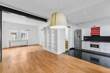 CAPITIS vous présente cette charmante maison mitoyenne entièrement rénovée, idéalement située dans une rue calme et résidentielle de Bettembourg, à seulement 5 minutes à pied de la gare. Un emplacement recherché, alliant tranquillité et excellente accessibilité.

Description du bien

Sous-sol:
- Une buanderie
- Un atelier de bricolage
- Une cave
- Un accès direct au jardin

Rez-de-chaussée:
- Un spacieux salon/salle à manger baigné de lumière
- Une cuisine entièrement équipée
- Un WC séparé
- Un hall d’entrée accueillant

1er étage:
- Deux chambres
- Une salle de douche

2áµ‰ étage:
- Deux chambres supplémentaires, dont une en duplex sur deux niveaux
- Une salle de douche
- Un WC séparé

Grâce à ses grandes baies vitrées, la maison bénéficie d’une luminosité exceptionnelle tout au long de la journée.
Une agréable terrasse ainsi qu’un jardin privatif viennent parfaire ce bien, offrant un cadre de vie convivial.

Contactez-nous dès maintenant pour plus d’informations ou pour organiser une visite :
+352 27 40 30 30 | info@capitis.lu