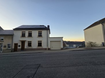 Immo Nordstrooss vous propose une maison charmante unifamiliale à Wiltz.  
La maison d'une surface habitable de +/- 89.10m2 sis sur une parcelle de +/- 3.31 ares se compose compose comme suite: 

Rez-de-chaussée : Garage de 14 m², cuisine et salon en concept ouvert de 26,5 m², escaliers de 2,1 m².   

Premier étage : 2 chambres de 10,9 m² et 10,1 m², salle de douche/WC de 3,2 m², escaliers de 2,8 m².   

Grenier : 25 m².  

Passeport énergétique : G

Autres : 
Cave de 11,6 m², une autre cave d'environ 10 m² (mesure à vérifier) et un petit terrasse inachevé de 4 m².

Améliorations effectuées (2024) : 
Rénovation complète de la salle de bain, changement du parquet salon-cuisine chambres et couloir du 1er étage, installation de 22 panneaux solaires, suppression de la cloison entre la cuisine et le salon pour créer un espace ouvert presque toute la maison est équipée de lumières LED et de domotique (permet de vérifier la consommation, d'allumer et d'éteindre les lampes).

Pour tout complément d'information et/ou la documentation détaillée, contactez-nous au tél: 691 850 805.

Proposition de crédit/financement à taux compétitif d'une banque luxembourgeoise incluse dans nos services gratuits.