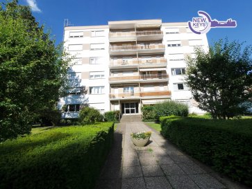 À VENDRE – Bonnevoie | Appartement 1 chambre - Balcon - Garage - Cave | Disponible de suite

EXCLUSIVITE

Idéalement situé rue de la Fraternité, au cœur du quartier prisé de Bonnevoie, cet appartement d'environ 56 m² au 2áµ‰ étage avec ascenseur offre un beau potentiel dans un secteur recherché, à proximité immédiate des commerces, écoles, transports et de la gare.

Il se compose comme suit :

- Un hall d'entrée avec placard intégré
- Un living lumineux, agréable à vivre
- Une cuisine fermée donnant accès à un balcon
- Une chambre
- Une salle de bain avec baignoire et toilettes

Inclus également :

Une cave privative
Un garage box privatif

Des travaux de rafraîchissement sont à prévoir, vous laissant l'opportunité d'aménager et de personnaliser ce bien selon vos goûts et vos envies.

Une belle occasion pour un premier achat ou un investissement locatif dans l'un des quartiers les plus dynamiques de la capitale.

Disponibilité : immédiate

Pour toute information complémentaire ou pour organiser une visite, n'hésitez pas à nous contacter.

>>>> Contactez-nous au 691 216 830 ou par e-mail : smarrocco@newkeys.lu pour toute information complémentaire ou pour organiser une visite.

------------------------------------------

Les prix s'entendent frais d'agence inclus dans le prix et payable par le vendeur.
Nous recherchons en permanence pour la vente et pour la location, des appartements, maisons,
terrains à bâtir pour notre clientèle déjà existante.
N'hésitez pas à nous contacter si vous avez un bien pour la vente ou la location.
Estimation gratuite.

**** Découvrez tous nos autres biens sur notre site **** www.newkeys.lu****