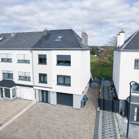 Située dans une rue exclusivement résidentielle très tranquille, belle maison présentant  « 3 côtés libres », disposant d'une surface totale de +/- 240 m² dont +/- 190 m² habitables sur 2.68 ares de terrain privatif, comprenant :

- Hall d'accueil.
- Salon et salle à manger avec accès terrasse de +/- 34 m².
- Cuisine équipée ouverte sur salle à manger.
- Débarras de cuisine.
- 3 Salle de bains.
- 4 à 5 chambres à coucher.
- Au 3ème et dernier étage, Studio aménagé avec kitchenette, salle de douche et chambre pouvant être aménagé comme suite parentale.
- Logement intégré de +/- 35 m² au rez de chaussée.
- Annexe sur l'arrière de la maison avec entrée privative pouvant être louée.
- Chaufferie et buanderie.
- Garage pour 2 voiture + 3 parkings extérieurs.

En parfait état d'entretien, la maison a été rénovée en totalité récemment (y compris façade et toiture complète) et ne nécessite aucun travail de rénovation.
Fenêtres PVC triple vitrage avec volets électriques / chaudière gaz condensation de 2019.

Commerces, écoles, transports en commun, centre-ville, accès autoroutiers, à proximité immédiate.