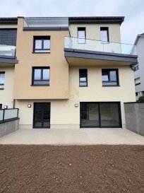 Découvrez ce superbe appartement duplex en rez-de-chaussée et 1er étage, situé dans une résidence de nouvelle construction presque achevée, offrant le parfait équilibre entre confort moderne, tranquillité et personnalisation.

La livraison est prévue dans environ deux mois, ce qui représente une opportunité idéale : vous bénéficiez d’un bien neuf sans les longs délais d’attente d’une construction complète, tout en ayant encore la possibilité de choisir les revêtements de sol ainsi que les installations sanitaires selon vos goûts et votre style.

L’appartement se compose de :

* 2 chambres à coucher
* Un bel espace de vie lumineux
* Une grande terrasse d’environ 30 m²
* Un jardin privatif d’environ 64 m²
* Un emplacement de parking intérieur

La résidence, à taille humaine, comprend seulement 9 appartements répartis sur 3 entrées distinctes, garantissant davantage de calme, d’intimité et une ambiance résidentielle agréable.

Construite selon des standards récents et performants, elle bénéficie d’une classe énergétique BB, assurant confort de vie et efficacité énergétique au quotidien.

Un bien idéal pour les personnes souhaitant profiter des avantages d’une construction neuve, presque prête à habiter, avec encore la possibilité d’y apporter leur touche personnelle avant la remise des clés.

 ---------- 
Welcome to this bright and modern duplex apartment for sale in the sought-after area of Hesperange, Luxembourg. Spanning 89.81 m², this stylish home offers two spacious bedrooms and five well-designed rooms, providing plenty of space for comfortable living. The open-plan living area enjoys excellent natural light thanks to triple glazed windows and secure electric shutters.

The property features state-of-the-art amenities, including double flow ventilation, a fire alarm system, PVC windows, optical fiber internet, videophone, and high-performance solar panels. The building includes a lift for easy access and a convenient common laundry area catering to your everyday needs. Quality finishes and modern comforts are assured throughout.

This energy-efficient duplex delivers contemporary living in a peaceful setting, close to local amenities and public transport. Enjoy views of the lush communal garden from your private terrace – perfect for relaxing or entertaining guests. Don't miss the opportunity to make this exceptional home your new address in Hesperange.