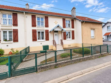 Florange,

Bénéficiant d'un emplacement stratégique. La maison se trouve à proximité immédiate de toutes commodités, de Thionville, et des accès autoroutiers A30 / A31 (frontière luxembourgeoise à 20 km)

Située dans une rue calme à sens unique, cette maison de 92 m² à rénover, édifiée sur une parcelle de 367m², se compose comme suit :

- En rez de chaussée : 

Grande cuisine dinatoire de 18m², salon de 17m², salle de bain, wc et dégagement donnat accès au jardin 

- Au 1er étage : 

Deux grandes chambres de respectivement 19 et 18m², combles améngeables de 8.5m² (17m² au sol), idéals pour créer une salle d'eau suppléméntaire, un bureau ou une salle de jeu.
.
- A l'extérieur : 

Espace extérieur privatif clos sur l'avant. Terrasse et jardin entièrement clotûré sur l'arrière.

Une cave sous-sol complète ce bien.

Monsieur Cridel
06-48-16-53-67