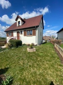 ++++ A DECOUVRIR ++++

Nous vous proposons cette charmante maison libre des quatre côtés d'une surface habitable de +/-130 m² habitable.

Le bien bénéficie d'une situation privilégiée et calme dans une rue sans issue dans un quartier résidentiel très recherché de Hosingen. Ce bien est sur une parcelle de 5a50ca a été construit en 1992.

La maison se compose comme suit :
- Sous-sol :
-grand garage
-buanderie/chaufferie
-cave
- Grand jardin arboré sans vis à vis

- Rez-de-chaussée :
- hall d'entrée
- cuisine séparée
- spacieux living avec salle à manger donnant sur balcon - chambre ou bureau
- WC séparé

1er étage :
- hall de nuit
- salle de bains avec WC et fenêtre
- trois chambres à coucher.

Plus des sur demande par mail s'il vous plait.

La maison est idéalement située dans un quartier résidentiel calme et paisible, à proximité de toutes les commodités.
Les écoles, les commerces et les transports en commun sont facilement accessibles, ce qui en fait un choix idéal pour les familles.

Pour tout renseignement complémentaire ou information veuillez nous contacter par email info@immonordstrooss.lu ou par Tél: 691 850 805.