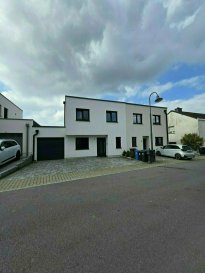A VISITER !!!!!!!! 

Immo NORDSTROOSS vous propose la vente d'une Spacieuse maison construite en 2020 dans le village de Hosingen, belle maison jumelée d'une surface habitable de +/- 170m² dans rue sans issue en calme sis sur un terrain de +/- 2,70 ares clôture. 

Cette maison se compose comme suite: 
- d'un hall d'entrée, 
- d'un séjour lumineux qui donne accès à la terrasse et une véranda et aussi directement vers jardin clôturé et privatif avec maisonnette de jardin
- d'une cuisine bien équipée semi ouverte, 
- un hall de nuit, 
- quatre grande chambres à coucher, 
- une salle de douche, 
- un WC séparée . 

De plus, cet objet dispose d'un garage pour deux voitures, trois emplacements extérieur, une cave et un local technique/buanderie. 

Aspects techniques : classe énergétique: B-B, chauffage au sol, ventilation mécanique contrôlée double flux, fenêtres en PVC avec du triple vitrage et des volets roulants à commande électrique. 

Pour plus de renseignements ou une visite (visites également possibles le samedi sur rdv), veuillez contacter le 691 850 805