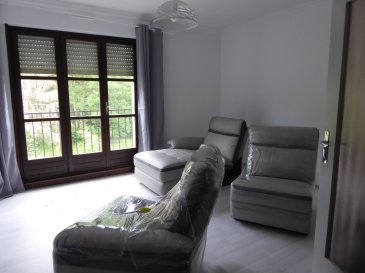 Appartement T3. Bel appartement au premier étage dans résidence au calme, 67m², séjour lumineux, cuisine, salle de bain, Wc séparé et deux chambres à coucher. Le bailleur réalisera sous un un délai de 6 à 12 mois des travaux de rénovation énergétique (remplacement des fenêtres et isolation par l'extérieur) engendrant une meilleure note énergétique et une baisse du montant des factures énergétiques.
Montant du loyer réduit avant travaux : 434 €
Montant du loyer après travaux : 496,29 €
Possibilité de louer un garage pour 30 euros / mois supplémentaires.
Montant de provision pour charges : 32,92 €
A Bitche...  Contact Nord Sud Immobilier  au 03 72 64 01 02