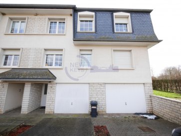 New Keys vous propose en exclusivité cet appartement duplex de 3 chambres à coucher situé au c?ur du paisible village de Holzem (commune de Mamer).

Il dispose de 3 balcons, un double garage, un emplacement extérieur ainsi que d'une cave privative avec buanderie.

Au 2ième et 3ième étages d'une maison bi-familiale de 1992, ce bien à la fois spacieux et lumineux, se présente sur une surface habitable de  /- 135m2 de la manière suivante,

RDC 
- Hall d'entrée avec placard intégrés
- WC séparés
- Salle de bain avec toilettes 
- 2 chambres ( /- 12m2 et 14m2)
- Cuisine équipée avec accès à un balcon
- Living spacieux ( /- 36m2) avec feu ouvert et accès à un grand balcon

ETAGE 1 
- Hall de nuit
- Suite parentale ( /- 23m2) avec salle de douche et accès à un grand balcon
- Bureau de  /- 7m2
- Débarras
- Pièce de stockage (Grenier)

Pour compléter ce bien,
- 3 balcons 
- Une cave / buanderie
- Un garage pour 2 voitures avec porte électrique
- Un emplacement extérieur
- Un jardin commun à la copropriété

La copropriété bénéficie de chaudières individuelles au gaz.
Faibles charges.

MOBILITE:
Proche de toutes commodités, transports publics, écoles, pharmacie, médecins, commerces, embranchement autoroute. 
La commune de Mamer est très bien desservie (5 lignes de bus, 3 gares ferroviaires).
Kirchberg :  /-10 km
Gare de Luxembourg:  /- 10 km
Cloche d'or:  /- 12 km
Aéroport :  /- 17 km


N'hésitez pas à nous contacter au  352 691 216 830 ou par mail smarrocco@newkeys.lu pour plus d'informations et/ou une éventuelle visite. 


Les prix s'entendent frais d'agence de 3 % TVA 17 % inclus dans le prix et payable par le vendeur.

Nous recherchons en permanence pour la vente et pour la location, des appartements, maisons, terrains à bâtir pour notre clientèle déjà existante.
N'hésitez pas à nous contacter si vous avez un bien pour la vente ou la location.
Estimation gratuites. 