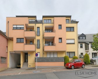 Oberkorn 

Appartement disponible immédiatement, idéal pour toute personne ou famille recherchant un espace fonctionnel, lumineux et confortable.

Ce logement lumineux et bien agencé se compose de deux chambres, dont une avec un balcon offrant un espace extérieur privé, parfait pour profiter des beaux jours. La troisième pièce peut servir de bureau ou de chambre d'appoint selon vos besoins. La cuisine, entièrement équipée, s'ouvre sur un salon convivial, créant un espace de vie agréable. Depuis le salon, vous accédez à une terrasse couverte, idéale pour profiter de l'extérieur en toute saison.

L'appartement dispose également d'un espace de rangement pratique (débarras) et d'un couloir qui dessert l'ensemble des pièces, facilitant l'organisation intérieure. La salle d'eau comprend une douche moderne et un WC pour votre confort.

Un emplacement intérieur pour votre véhicule est prévu, ainsi qu'une cave pour le stockage supplémentaire. La proximité des écoles, des commerces, de la piscine et de l'université Lunex, ainsi que la localisation à Oberkorn, en font un logement stratégique, pratique et bien situé.

Pour toutes questions ou demandes d'informations, n'hésitez pas à nous contacter, nous serons toujours à votre service.

Agence ELSA'HOME à votre écoute pour la concrétisation de vos projets en toute confiance.

------------------------------------------------------------------------

Available immediately, this apartment is ideal for individuals or families seeking a functional, bright, and comfortable living space.

This well-lit and thoughtfully arranged home features two bedrooms, one of which has a balcony providing a private outdoor area perfect for enjoying sunny days. The third room can serve as a home office or an additional bedroom, depending on your needs. The fully equipped kitchen opens into a welcoming living room, creating a pleasant and convivial living area. From the living room, you can access a covered terrace, ideal for outdoor enjoyment in any season.

The apartment also includes a practical storage space (closet) and a corridor that connects all the rooms, facilitating efficient organization. The bathroom features a modern shower and a toilet for your convenience.

A designated indoor parking space is available, along with a cellar for extra storage. Its proximity to schools, shops, the swimming pool, and Lunex University, combined with its location in Oberkorn, makes this property both strategic and conveniently situated.

If you have any questions or require further information, please do not hesitate to contact us. We are always at your service.

ELSA'HOME is here to help you bring your projects to fruition with complete confidence.