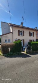 Maison 4 pièces Saulnes .  Votre agence Pro Habitat Immobilier vous propose à Saulnes cette maison avec 3 garages. Elle dispose d\'environ 65m2 habitables et d\'une terrasse à l\'avant de la maison avec un jardin au dessus des garages. <br> Au rez-de-chaussée, vous trouverez une cuisine, un salon, une salle à manger et une salle de bain avec WC.<br> Au premier étage, il y a deux chambres en enfilade très lumineuses.<br> Au deuxième étage, vous pourrez créer une nouvelle pièce grâce à des combles aménageables.<br> Au sous-sol, vous disposerez d\'une cave très utile.<br> Des travaux seront à prévoir pour rafraichir cette petite maison.Idéale pour un investissement ou pour une première acquisition. Cette maison qui se situe au calme est proche des commerces, transports, écoles, aires de jeux. La maison se situe à 5 minutes du Luxembourg et à 10 minutes de la Belgique.  