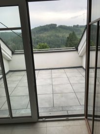 Die Wohnung befindet sich auf der 2. Etage. Sie hat 3 Schlafzimmer, 2 Bäder, offene Wohnküche und einen Eingangsbereich auf insgesamt 150m².

Eine Terrasse gehört dazu.

Ausstattung:
-Fenster mit Dreifachverglasung
-Voll ausgestattete offene Wohnküche
-Abstellkammer - Haus-Wirtschaftraum
-Steinboden
-TV – SAT
-Gegensprechanlage