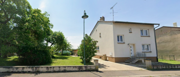 EXCLUSIVITÉ : charme et modernité à proximité de l’Allemagne et de BOUZONVILLE (57320).
Maison Individuelle de 95.25 m2– Triple Vitrage – Sous-Sol Complet.
Découvrez cette charmante maison individuelle, véritable havre de paix, idéalement située à ALZING (57320), et offrant une qualité de vie incomparable. 
Un emplacement stratégique : vous bénéficiez d'une proximité immédiate avec BOUZONVILLE, mais aussi avec la frontière allemande, un atout majeur pour les frontaliers ou pour profiter des infrastructures et des commerces.
Le bien en détail :
•	La distribution des espaces de vie est cohérente et fonctionnelle, avec notamment en rez-de-chaussée, un espace de salon et séjour de 29 m2, une cuisine récemment aménagée et parfaitement équipée de 14 m2  avec accès direct à l’arrière de la maison.
•	A l’étage, trois belles chambres dont l’une avec accès balcon arrière, une salle d’eau.
•	Un toilette par niveau. 
•	Cette maison est érigée sur un sous-sol complet, offrant de beaux espaces de rangement, une buanderie, une chaufferie. 
•	Un port-car pour le stationnement d’une voiture, ainsi qu’une grande dépendance à conforter. 
•	Triple vitrage : Bénéficiez d'une isolation de pointe grâce à son triple vitrage neuf (oscillo-battant), garantissant confort et économies d'énergie. 
•	Le chauffage central est assuré par une chaudière à pellets récente, et l'électricité a été entièrement rénovée.
•	L'extérieur, votre cocon de verdure. Edifiée sur une parcelle de plus de 9a02, la propriété invite à la détente. L'atout charme incontestable est sa grande terrasse d'environ 30 m², soigneusement aménagée à l'abri des regards. C'est le lieu parfait pour vos repas d'été et vos moments de relaxation en toute intimité.
Une opportunité à ne pas manquer pour allier tranquillité, modernité et emplacement frontalier privilégié.
Contactez-nous rapidement pour organiser votre visite !
Gérard STOULIG – Agent commercial EI 
Au : 06 03 40 33 55 – Mail : agenceabel@gmail.com
LE BIEN EST RAPIDEMENT DISPONIBLE. 
NB : Les frais d’agence sont à la charge du vendeur.