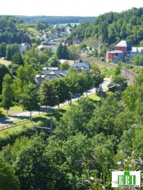 PROCHE CLERVAUX - 5 km environ et proche de Uerspelt, Heinerscheid, Troisvierges, SUR 70 ARES DE TERRAIN - MAJEURE PARTIE UN BOIS !!<br>OBJET D\'AMATEUR TRES RARE - belle vielle bâtisse de 470 m2 environ, à rénover comme grande maison d\'habitation 5 - 6 ch (importants travaux à prévoir) , et en plus une petite parcelle opposée au bâtiment, opposé. plans existants pour les renovations - objet d\'amateur<br>INTERESSANT aussi pour 2 familles (parents / enfants majeurs pour vivre - chacun son \