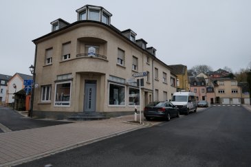 L'agence Chaves vous présente cet appartement, construit en 1950 et avec une surface habitable de 122,33m2. Le bien de 4 chambres à coucher est situé au premier étage d'une résidence (3 unités) à Ettelbruck.

L'appartement est composé comme suit:

Au 1er étage:
- Hall d'entrée
- 4 chambres à coucher
- 2 salles de douche
- cuisine équipée
- living avec salle à manger
- buanderie

Au rez-de-chaussée:
- grand garage pour 1 voiture + moto

Au sous-sol:
- 2 grandes caves

De plus:
- fibre optique
- situation calme
- double vitrage