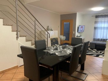 Nous avons le plaisir de vous proposer cette belle et lumineuse maison mitoyenne, située à Rodange, proche de toutes commodités, écoles, commerces et transports publiques.<br><br>Le hall d\'entrée accueille un agréable espace de vie avec living/salle à manger, cuisine équipée d\'où vous accèderez sur la terrasse et le jardin, afin de profiter des belles journées ensoleillés.<br>Sur le même pallier, vous disposez d\'un WC séparé.<br><br>Au premier l\'étage, un bel hall vous attend avec 2 chambres et une salle de douche.<br><br>Le deuxième étage vous offre encore deux chambres et une deuxième salle de douche, ainsi qu\'un grenier.<br><br>A ce bien s\'ajoutent, une cave avec son local technique et la buanderie.<br><br>La maison ne possède pas de garage, mais facilité de parking!<br><br>Aucun travaux à prévoir!!!<br><br>Pour d\'autres questions ou une visite, n\'hésitez pas à nous contacter au 28 66 39 1.<br><br>Real G Immo vous accompagne dans toutes vos démarches administratives et financières, si besoin.<br><br>Les prix s\'entendent frais d\'agence de 3 % TVA 16 % inclus.