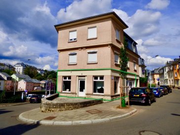 Le Bureau Immobilier Loewen Kill à la vente ce local commercial sis au rez-de-chaussée d’une petite résidence implantée dans un quartier résidentiel de Luxembourg-Bonnevoie, se composant comme suit :

.Surface commerciale d’une surface d’environ 61,75m2 disposant d’une vitrine donnant sur la rue. Le commerce est accessible par deux portes ; 
.Salle de pause d’une surface d’environ 11,00m2 ;
.Espace stockage au sous-sol d’une surface totale d’environ 87,78m2 avec espace sanitaires.

Concernant les équipements, il convient de préciser que :
.Les fenêtres sont en double vitrage ;
.Le commerce est chauffé au gaz ;
.Le passeport énergétique est disponible : E-F

Le commerce est actuellement loué.

Nous sommes à votre disposition pour tout renseignement complémentaire et un rendez-vous de visite:
contact@loki.lu
00352 27 56 28 90

Les honoraires de négociation sont à la charge du vendeur et inclus dans le prix de vente.