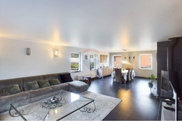 Veuillez contacter notre agent Gracinda De Jesus pour de plus amples informations : 
- T : +352 621 810 140
- E : gracinda.dejesus@remax.lu

RE/MAX Luxembourg, Spécialiste de l'immobilier à Wolwelange, vous propose une très belle maison, libre des trois côtés, en vente.
Idéale pour une famille qui cherche une maison entourée par la nature et proche de tous les conforts, et à 40 minutes de Luxembourg-Ville.
Elle a une surface habitable de ± 214 m² sur un terrain de 4,99 ares avec 4 chambres à coucher, une grande pièce à vivre, une cuisine équipée, deux salles de bain, une grande terrasse donnant accès au jardin, un garage et la possibilité de se garer devant.

La maison se compose comme suit :

Rez-de-chaussée :
Au rez-de-chaussée vous trouvez le hall d’entrée, un garage et une buanderie donnant accès au jardin.

1er étage :
Au 1er étage vous trouvez un hall donnant accès à sa belle terrasse et au jardin, une grande pièce à vivre très lumineuse, une cuisine équipée avec accès au garde-manger, ainsi qu'un WC.

2? étage :
Vous trouvez un hall, 4 chambres à coucher, une salle de bain, et une salle de douche, et un grand grenier aménageable. 

Frais d’agence RE/MAX : 3 % du prix de vente + TVA à charge de la partie venderesse

Visite virtuelle : https://premium.giraffe360.com/remax-select/ee9f6a80da724e449801cf115de67504/