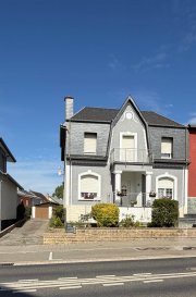 BELLE MAISON UNIFAMILIALE LIBRE DES 3 CÔTÉS AVEC JARDIN, TERRASSE, GARAGES ET PARKINGS PRIVÉS À DUDELANGE ? BUDERSBERG

HOUSE FOR YOU vous propose en EXCLUSIVITÉ cette charmante maison unifamiliale des années 30, libre des trois côtés, idéalement située dans le quartier résidentiel de Budersberg à Dudelange.
Implantée sur un terrain de 6,15 ares, cette maison offre environ 145 m² habitables, de beaux volumes, plusieurs chambres, un jardin clôturé, une terrasse, deux garages ainsi que 6 à 7 emplacements de parking extérieurs privés.
Grâce à sa situation, la propriété bénéficie d'une proximité appréciable avec les commerces, écoles, médecins, transports en commun et principaux axes routiers, tout en profitant d'un environnement résidentiel agréable.

Composition de la maison :
Rez-de-chaussée :
- Hall d'entrée : 9,79 m²
- Cuisine équipée séparée : 16,58 m²
- Séjour ouvert sur la salle à manger : 21,61 m²
- WC séparé
- Chambre : 12,36 m²
- Chambre / bureau : 9,02 m²
- Grand débarras / atelier : 35,30 m², avec accès direct vers le jardin et les garages
- Terrasse accessible depuis la cuisine : environ 20 m²

1er étage :
- Hall de nuit : 3,82 m²
- Chambre : 17,81 m², avec accès au balcon
- Chambre avec petit salon : 22 m²
- Salle de bain : 12,54 m²
- Salle de douche : 1,93 m²

Grenier :
- Une chambre d'environ 14 m² habitables, avec une surface au sol d'environ 30 m²
- Toiture isolée

Sous-sol :
- Buanderie
- Cave
- Local technique
- Chaudière au gaz

Extérieurs :
La propriété dispose d'un jardin clôturé d'environ 140 m², idéal pour profiter des beaux jours en famille ou aménager un espace de détente.
Vous bénéficiez également de :
- Terrasse d'environ 20 m²
- Balcon
- 2 garages avec portes manuelles
- 6 à 7 emplacements de parking extérieurs privés
- Terrain de 6,15 ares

Informations techniques :
- Maison construite dans les années 30
- Environ 145 m² habitables
- Terrain : 6,15 ares
- Dalle du rez-de-chaussée en béton
- Dalles du 1er étage et du grenier en bois
- Chaudière au gaz datant de 1994
- Fenêtres en PVC double vitrage
- Toiture isolée
- Maison libre des 3 côtés

Situation et commodités :
La maison bénéficie d'une situation pratique à Dudelange-Budersberg, permettant un accès facile aux différentes commodités du quotidien.
Commodités et services :
Vous trouverez à Dudelange et dans les environs de nombreux commerces et services : supermarchés, commerces de proximité, pharmacies, médecins, restaurants, banques et autres services.
Parmi les commerces facilement accessibles dans la commune, on retrouve notamment E.Leclerc Dudelange, ainsi que Proxy Delhaize.
La ville de Dudelange constitue par ailleurs un important pôle commercial et économique du sud du Luxembourg, avec une offre diversifiée de commerces et de services.

Écoles et enseignement :
La proximité des établissements scolaires constitue également un atout pour les familles.
Dudelange dispose d'établissements d'enseignement fondamental répartis dans les différents quartiers de la ville.
À proximité, on retrouve notamment École Boudersberg, ainsi que d'autres écoles fondamentales de Dudelange, comme Ecole Deich et Ecole Brill.
Les transports en commun permettent également de rejoindre différents établissements scolaires de Dudelange et des communes voisines.

Transports en commun :
Dudelange bénéficie d'une bonne desserte par les transports en commun, avec différentes lignes de bus permettant de rejoindre les quartiers de la ville ainsi que les communes voisines.
Plusieurs lignes RGTR desservent Dudelange et permettent notamment des liaisons vers Bettembourg, Esch-sur-Alzette, Mondorf-les-Bains et Luxembourg, selon les lignes et itinéraires.

Accès routiers :
La situation de la maison est particulièrement intéressante pour les personnes qui se déplacent quotidiennement en voiture.
La route de Luxembourg permet un accès direct au réseau routier de Dudelange et aux principaux axes de circulation de la région sud.
La proximité de Bettembourg, Kayl, Tétange, Esch-sur-Alzette, Frisange et Luxembourg-Ville, permet de rejoindre facilement les principales zones d'activités et centres urbains de la région.
Dudelange bénéficie d'une situation stratégique au cœur d'un réseau routier dense et à proximité des grands axes du sud du pays.
Pour les besoins du quotidien, plusieurs stations-service se trouvent également sur la route de Luxembourg, notamment Esso, Aral Tankstellen Services - Dudelange et Q8.

Les points forts de cette propriété :
- Situation recherchée à Dudelange-Budersberg
- Maison libre des 3 côtés
- Environ 145 m² habitables
- Terrain de 6,15 ares
- Jardin clôturé d'environ 140 m²
- Grande terrasse
- Balcon
- Plusieurs chambres et espaces modulables
- Grand espace débarras / atelier
- 2 garages
- 6 à 7 parkings extérieurs privés
- Fenêtres PVC double vitrage
- Toiture isolée
- Proximité des commerces et services
- Proximité des écoles
- Bonne desserte en transports publics
- Accès pratique aux principaux axes routiers

Frais d'agence sont à charge des propriétaires.
Cette maison offre un beau potentiel et conviendra parfaitement à une famille à la recherche d'une habitation spacieuse avec jardin, garages et nombreux stationnements privés, dans un quartier résidentiel de Dudelange.
HOUSE FOR YOU reste à votre entière disposition pour toute information complémentaire ou pour organiser une visite.