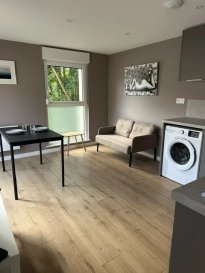 À louer – 100 rue jean jaures 
Appartement T2 neuf meublé proche EDHEC/ Gd boulevard 
Dans une petite copropriété sécurisée, découvrez ce bel appartement T2 neuf, entièrement meublé et équipé, idéalement situé à proximité de l’EDHEC, des commerces, du tramway et du métro.
Caractéristiques :
• Appartement neuf et meublé
• Petite copropriété sécurisée
• Proche tramway, métro et commerces
• Local vélos sécurisé
• Internet inclus
• Provision pour eau froide comprise dans les charges

Loyer : 750 € / mois
Charges : 80 € / mois (provision comprenant l’eau froide et Internet)
Loyer charges comprises : 830 € / mois
honoraire 361,00€ dont état des lieux 
Disponible immédiatement.

Pour tout renseignement complémentaire ou pour organiser une visite, merci de me contacter.