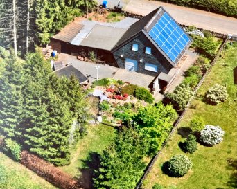 Einfamilienhaus mit Weitblick, großem Grundstück und Photovoltaikanlage in Steinrausch

Willkommen in Ihrem neuen Zuhause – ein Einfamilienhaus mit viel Charme und Entwicklungspotenzial. Auf einem 847 m² großen Grundstück erwartet Sie eine solide Immobilie, die bereits über wichtige Ausstattungsmerkmale wie eine Photovoltaikanlage und einen offenen Kamin verfügt.

Die ca. 70 m² Wohnfläche verteilen sich auf zwei Etagen. Im Erdgeschoss finden Sie ein gemütliches Wohn-Esszimmer mit Kamin, eine praktische Einbauküche sowie ein Gäste-WC. Im Obergeschoss stehen zwei Schlafzimmer und ein Badezimmer zur Verfügung. Ein Spitzboden ergänzt das Platzangebot.

Ausstattung und Highlights
Photovoltaikanlage
Offener Kamin und Nachtspeicherheizung
teils Einbauschränke vorhanden
Rollläden an den Fenstern
Einbauküche inklusive
Zwei Kellerräume und zusätzliche Abstellflächen
Zwei Gartenhäuser mit vielseitiger Nutzungsmöglichkeit
Garage und Carport sowie Stellplätze für bis zu fünf Fahrzeuge
Sat-Anlage vorhanden

Besonders hervorzuheben ist die Terrasse mit ca. 50 m² Fläche: Hier genießen Sie einen weiten Weitblick über die Eifellandschaft – ideal für entspannte Abende oder gesellige Runden.

Das Anwesen befindet sich in ruhiger Höhenlage. Von hier aus eröffnet sich Ihnen ein unverbaubarer Blick über die malerische Eifel. Trotz der idyllischen Umgebung profitieren Sie von einer guten Anbindung Richtung Arzfeld, Neuerburg sowie Luxemburg und Belgien. Damit eignet sich das Haus sowohl für Pendler als auch für Ruhesuchende, die Wert auf Natur, Ruhe und Fernblick legen.

Sonstiges

Ob als 1.Wohnsitz der als Rückzugsort für Wochenenden – diese Immobilie bietet zahlreiche Möglichkeiten. Das großzügige Grundstück, die PV-Anlage mit attraktiver Einspeisevergütung und der unvergleichliche Blick in die Natur machen das Angebot besonders interessant