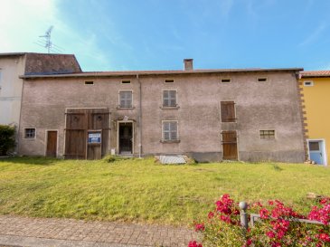 
EXCLUSIVITE !

Nous VENDONS à  SCHWERDORFF (57320),
soit à proximité immédiate de la frontière allemande, 
et à 25 kms seulement de celle du Luxembourg (SCHENGEN) ; 

une ancienne fermette lorraine avec ses dépendances latérales,
établie sur un terrain d\'une superficie de 8a87ca sans vis à vis
arrière. 

La maison de 191 m2 habitables est quasiment restée dans son état d\'origine.
Elle nécessitera des travaux conséquents (huisseries, chauffage, espaces
sanitaires, cuisine notamment). Ceux ci pourront se faire en préservant
le charme conservé du bâti ancien. Son four à pain, placé au centre de l\'habitation,
a par exemple été conservé.

Est encore disponible sur le côté gauche du bâti une grange d\'une surface au
sol de 78 m2. 

A l\'arrière, une dépendance attenante plus récente, de 18 m2 doublée sur dalle. 

*** La toiture du pan avant est récente.
*** L\'installation électrique a partiellement été rénovée. 
*** La maison est reliée de manière conforme au
réseau d\'assainissement collectif.
*** Taxe foncière de 155 €. 

LE BIEN EST IMMEDIATEMENT DISPONIBLE. 

CONTACT : 

Gérard STOULIG – Agent commercial
au : 06 03 40 33 55.

WIR SPRECHEN DEUTSCH. 


