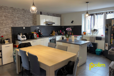 Charmante maison familiale ! .  Découvrez cette belle maison pleine de potentiel, idéalement conçue pour accueillir toute la famille. 
 Au rez-de-chaussée, vous serez séduit par une entrée accueillante, une cuisine équipée ouverte sur une vaste pièce de vie, un salon convivial ainsi qu'une buanderie avec WC. 
 A l'étage, l'espace nuit se compose de trois chambres confortables, d'une salle de bain neuve et un WC séparé. 
 Ce bien est complété par un grenier, une annexe de 31 m2 offrant de multiples possibilités, ainsi que des caves et un agréable jardin à l'arrière, parfait pour vos moments de détente. 
 Le tout sur un terrain de 182m2. 
  
 Les informations sur les risques auxquels ce bien est exposé sont disponibles sur le site Géorisques : www.georisques.gouv.fr