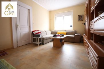 Nous vous proposons à la vente cette maison mitoyenne d\'une superficie habitable de +/- 110 m². Idéalement située dans une rue calme, avec facilité de stationnement et également proche de toutes commodités.<br><br>Celle-ci se compose comme suit:<br><br>Hall d\'entrée, <br>Salon/salle à manger,<br>Grande cuisine équipée donnant accès à une terrasse et jardin,<br>Wc séparé,<br>Salle de douche,<br>2 chambres à coucher,<br>Grenier aménagé,<br>Cave.<br><br>Pour plus de renseignements ou une visite (visites également possible le samedi sur rdv), veuillez contacter le 28.66.39.1.<br />Ref agence :72417