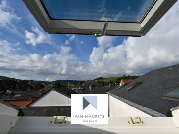 Grevenmacher - Charmant appartement duplex proche de toutes commodités

Ce charmant appartement duplex d'environ 76 m² habitables est situé à Grevenmacher, dans un environnement résidentiel pratique, à proximité immédiate des commerces, restaurants, services du quotidien et transports en commun.

Réparti sur les troisième et quatrième étages de la résidence, l'appartement bénéficie d'une distribution fonctionnelle permettant de bien séparer les espaces de vie de l'étage plus privatif.

Au troisième étage, l'appartement se compose d'un agréable séjour, d'une cuisine séparée et d'une chambre. Une salle de douche est équipée d'une douche, d'un WC, d'un lavabo, d'une ventilation ainsi que d'un sèche-serviettes. Un WC séparé avec lavabo et ventilation complète cet étage. La résidence est équipée d'un ascenseur.

Le quatrième étage comprend une seconde chambre, un hall ainsi qu'une spacieuse salle de bains équipée d'une baignoire, d'un double lavabo, d'un WC, d'un sèche-serviettes et d'une fenêtre apportant lumière naturelle et ventilation.

Une cave privative d'environ 6 m² ainsi qu'un garage intérieur d'environ 14 m² complètent ce bien.

Grâce à sa disposition sur deux niveaux, ses deux chambres et son garage privatif, cet appartement offre un cadre de vie confortable et pratique au cœur de Grevenmacher, particulièrement adapté à toute personne souhaitant profiter d'un accès facile aux commodités et aux transports en commun.