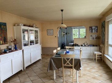 T5 - 90m ². EN EXCLUSIVITÉ chez PANETTA IMMOBILIER

Un appartement de 90m² avec garage 2 voitures de 39m² avec porte motorisée et trois chambres situé au 2ème et dernier étage avec la jouissance d'un terrain en indivision avec le propriétaire du dessous. Copropriété de 2 appartements, syndic bénévole, pas de charges, aucun travaux à prévoir au niveau de la copropriété !

Cet appartement se compose ainsi:

-au rez-de chaussée: jardin et grand garage 2 voitures (40m²) et 1 cave de (6m²)

-au 2ème et dernier étage: entrée, double dégagement, w-c séparés, salle de bains, 3 chambres, cuisine équipée ouverte sur salle à manger et salon.

NB: assainissement conforme, double vitrage PVC de 2002 en bon très bon état, chaudière gaz budérus, toiture immeuble de 2001, électricité correcte

Pour plus d’informations, veuillez contacter Monsieur PANETTA Rocco au 06 88 56 77 94.
Les informations sur les risques auxquels ce bien est exposé sont disponibles sur le site Géorisques : www.georisques.gouv.fr